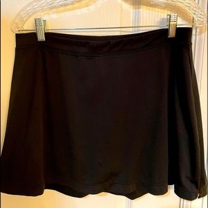 Women’s size medium tennis sqort.